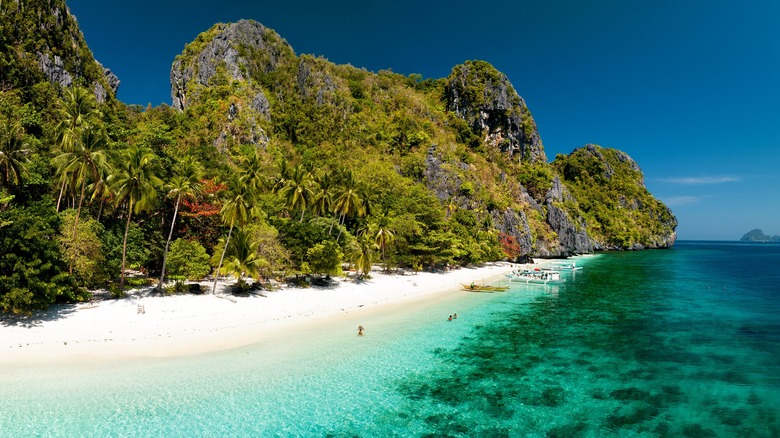 Entalula beach karst cliffs