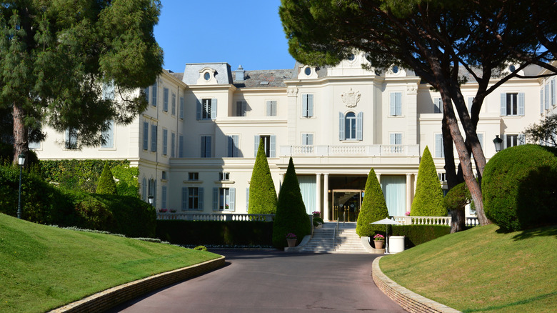 View of the front of Hotel du Cap-Eden-Roc, Antibes, France