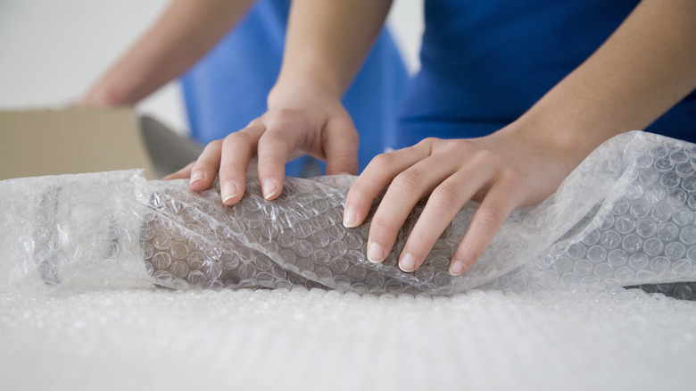 Wrapping item in bubble wrap