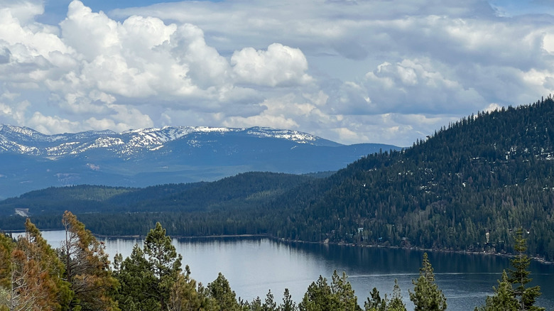 Donner viewpoint and mountains of Truckee