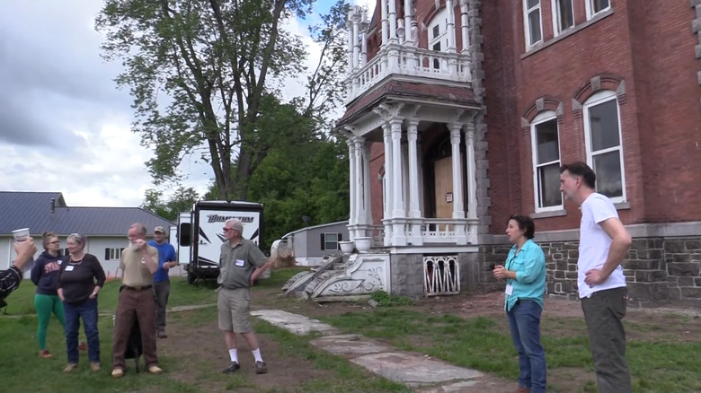 Exterior of Graves Mansion during talk