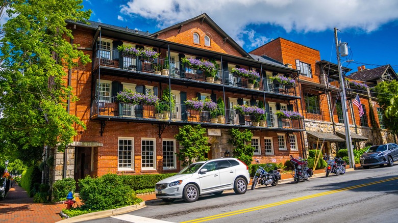 Exterior facade of Old Edwards Inn and Spa