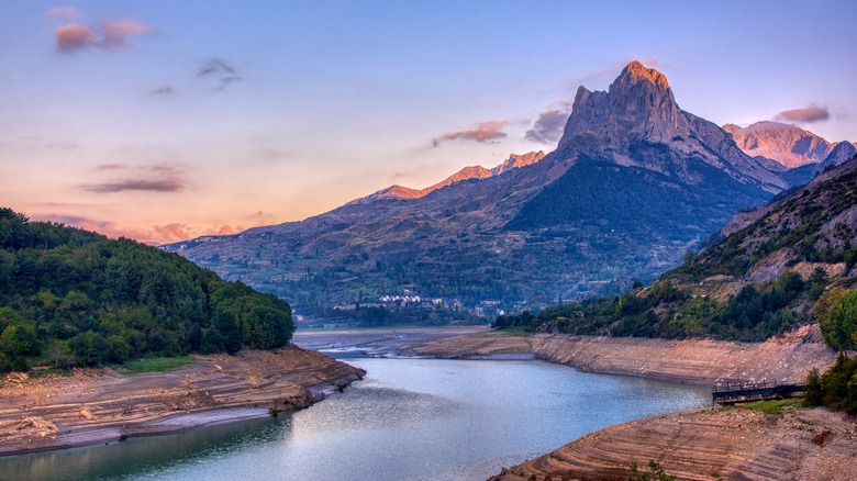 Lanuza reservoir in front of a mountain