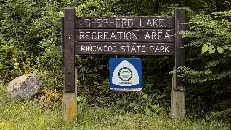 Shepherd Lake sign post Ringwood State Park