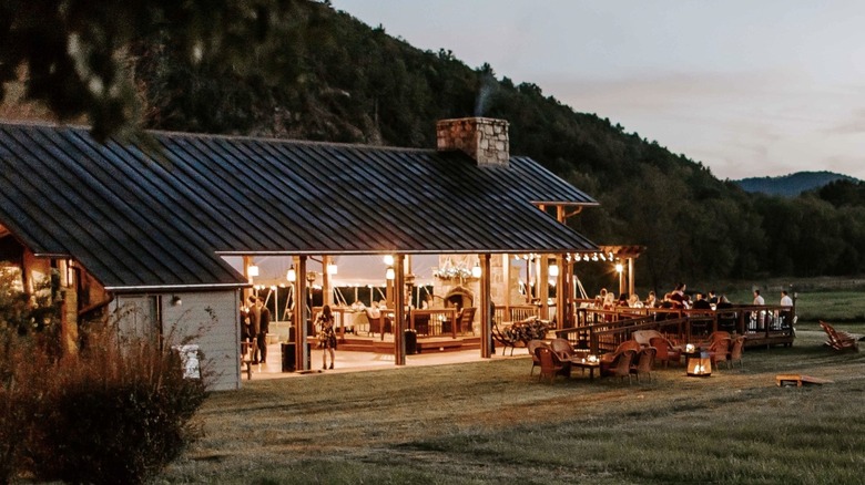 Outdoor dining at Fort Lewis Lodge and Farm, Virginia