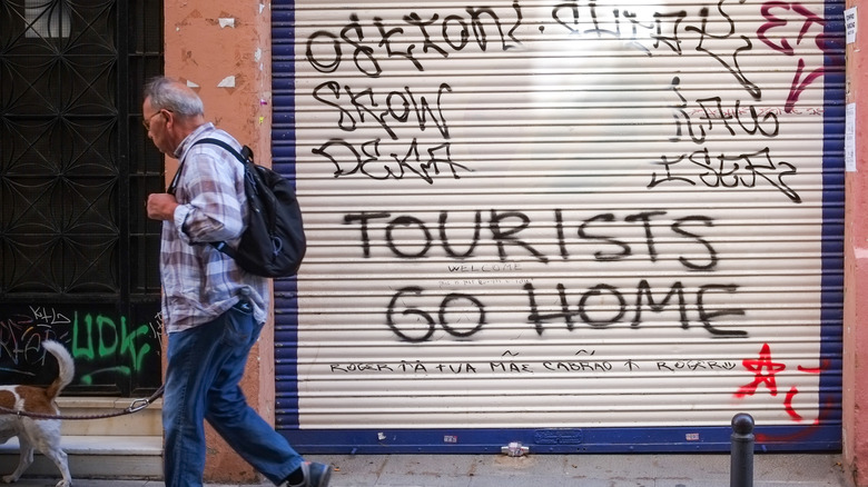 Anti-tourist graffiti, Barcelona