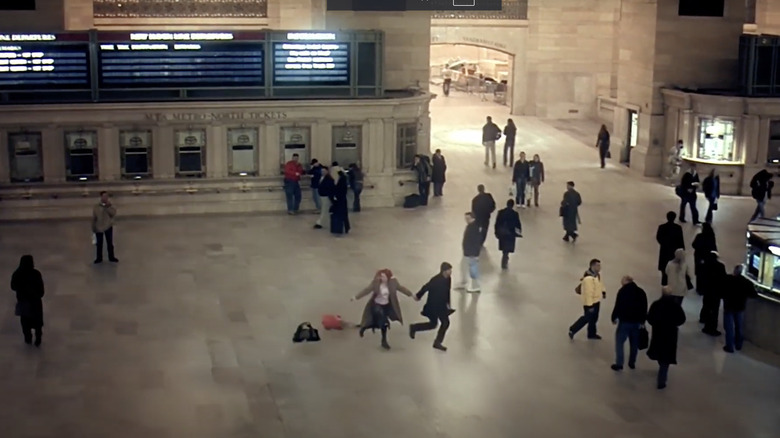 Joel and Clementine running through train station