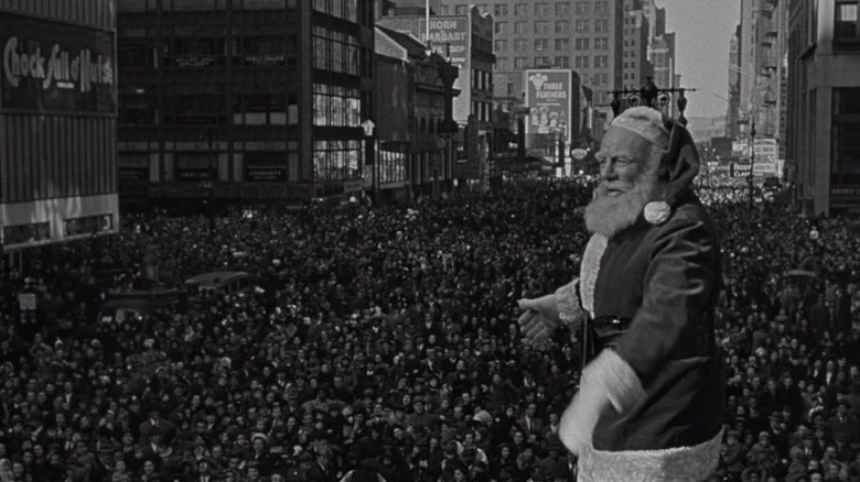 Santa greeting crowds in 'Miracle on 34th Street'