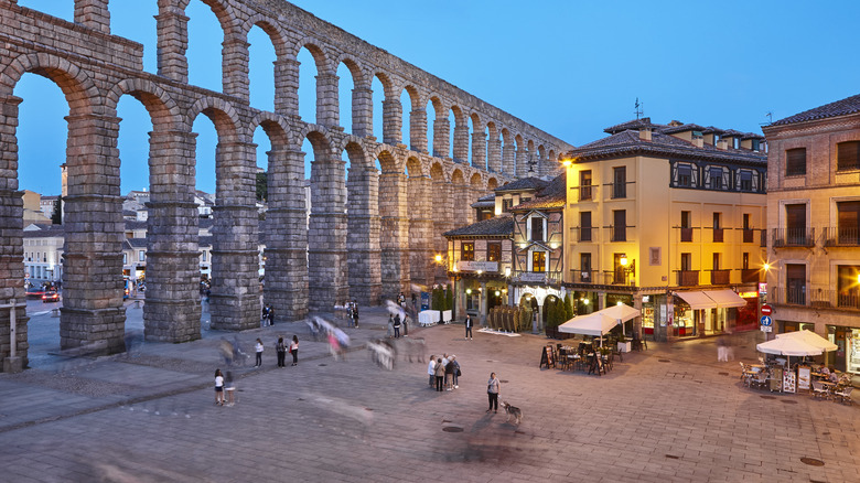 Al fresco evening diners in plaza de azoguejo, under the aqueduct of Segovia, Spain