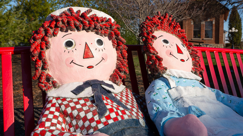 Raggedy Ann and Andy statues in Arcola