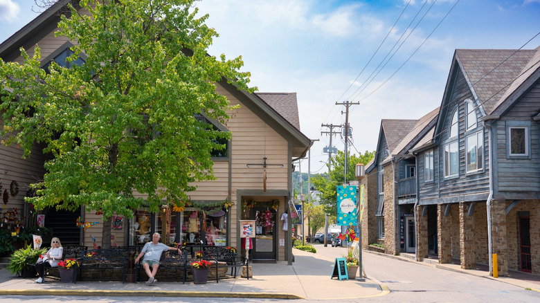 People resting on benches in downtown Nashville, Indiana