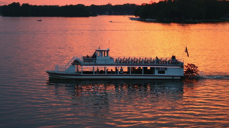 The sternwheel paddleboat Dixie navigates Webster Lake