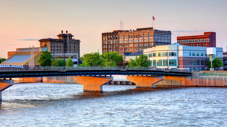 Waterloo, Iowa bridge over the river with city in background