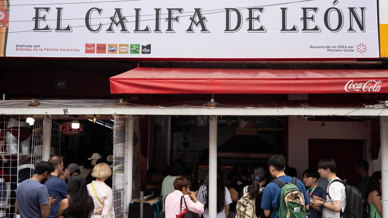 Diners lining up for tacos at El Califa de Leon