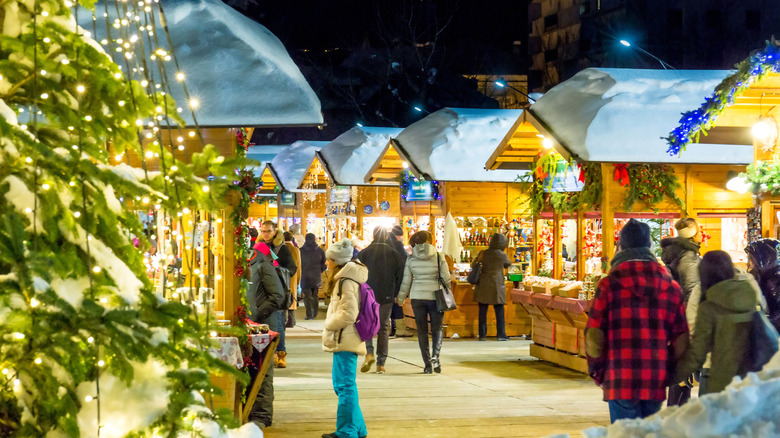 Travelers Christmas shopping in Aosta