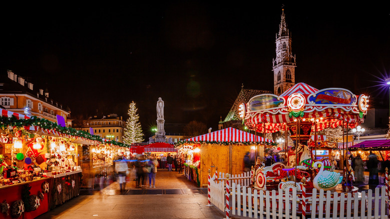 A glittering Christmas market in Italy