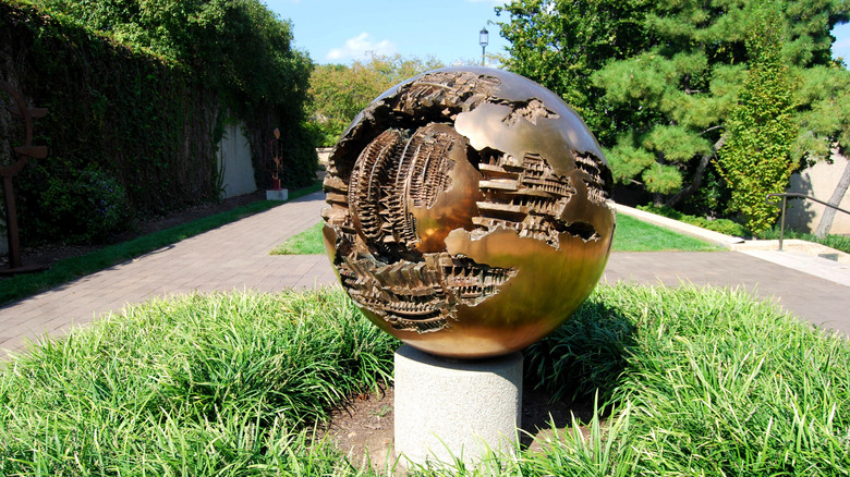 Sphere Within Sphere (Sfera con sfera) sculpture by Arnaldo Pomodoro in Hirshhorn museum and garden