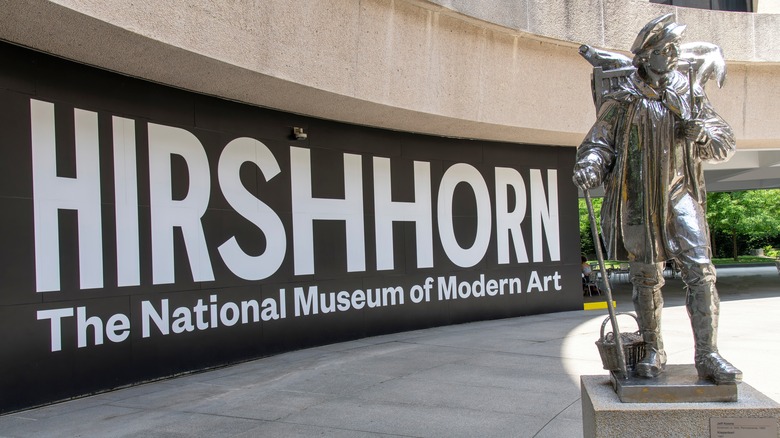 Hirshhorn museum sign with statue in front