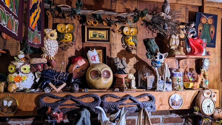 A mantle in this oddities museum