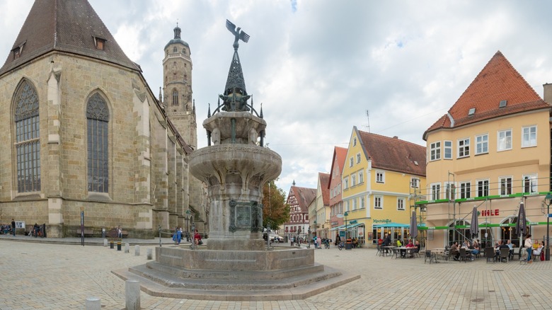 Noerdlingen central Marktplace and church