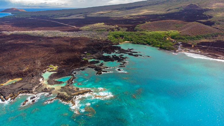 Rugged volcanic coastline at La Perouse Bay, Maui