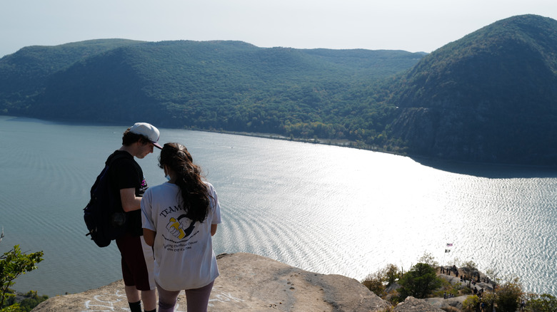 Two hikers looking at the Hudson from Breakneck Ridge in New York