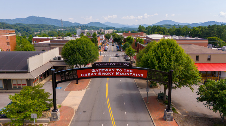 sig showing gateway to the Great Smoky Mountains