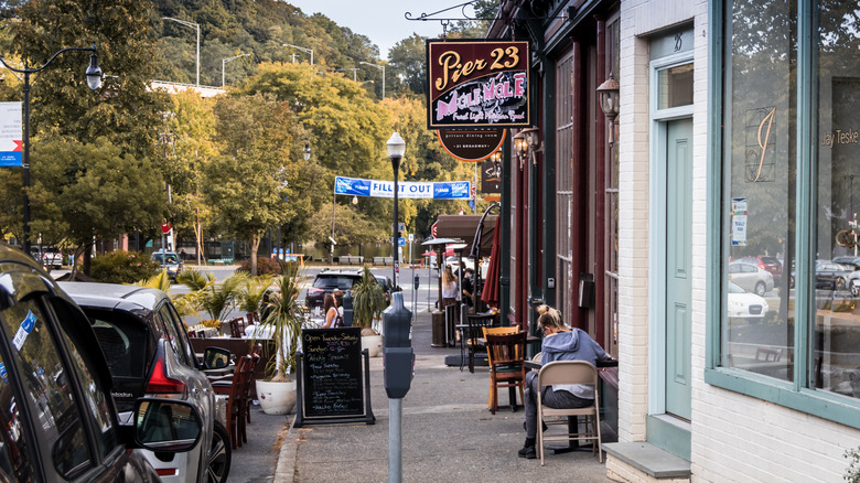 Kingston NY street with restaurants