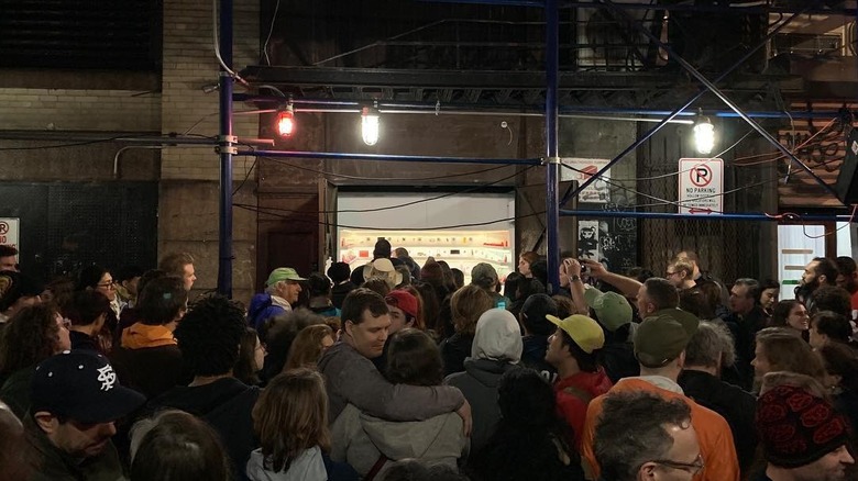 Crowd in front of small Mmuseumm in New York City