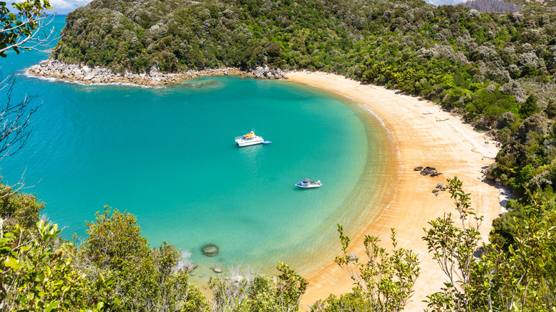 Stilwell Bay with boats by the beach