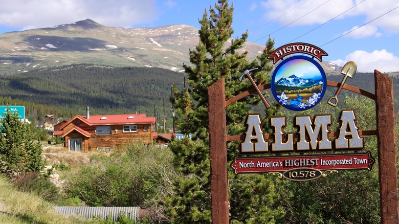 The Alma sign with mountains