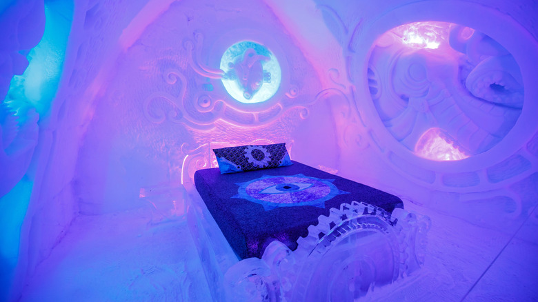 Single bed in purple colored suite at Hotel de Glace