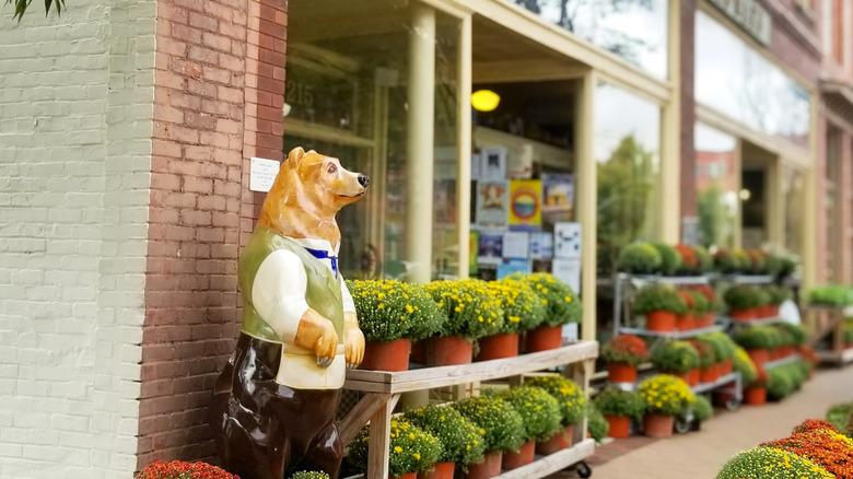 Hardware store bear sculpture, New Bern, NC