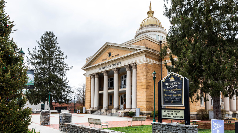 Exterior of Henderson County Heritage Museum and Courthouse in Hendersonville, NC