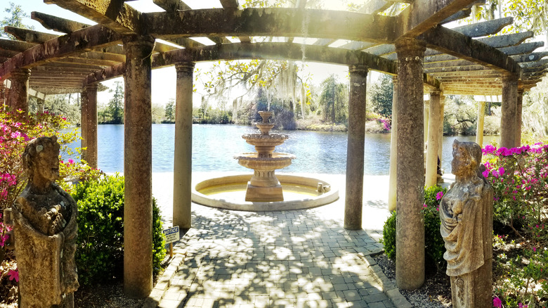 A panoramic view of Airlie's Pergola Garden