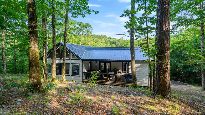 Log cabin in trees in Hochatown, Oklahoma