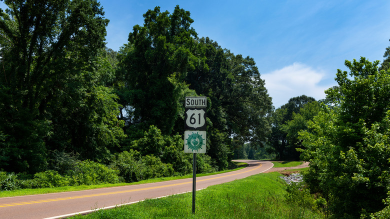 Great River Road route sign