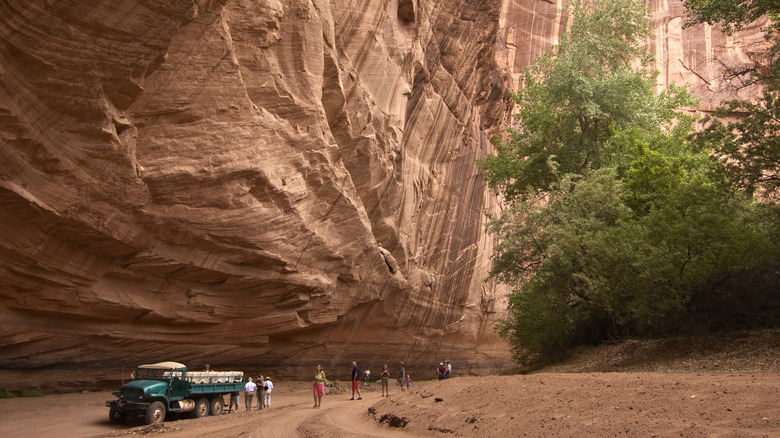 Visitors on a guided tour at Canyon de Chelly