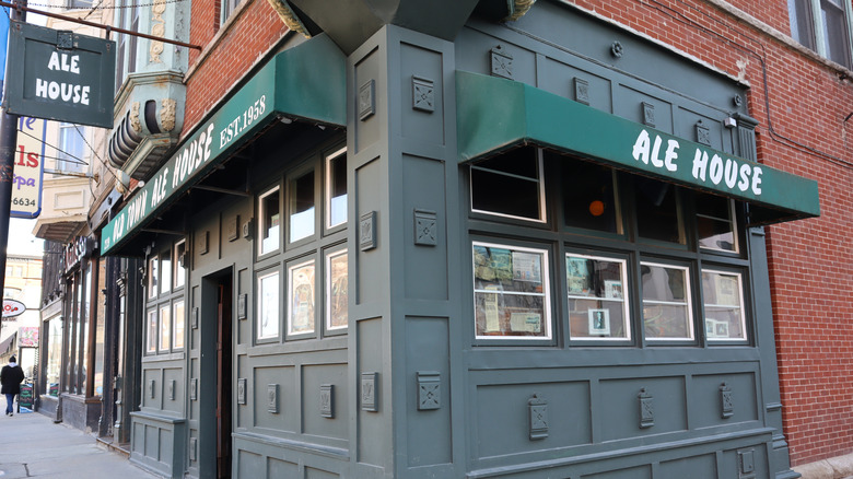 Exterior of the Old Town Ale House in Chicago