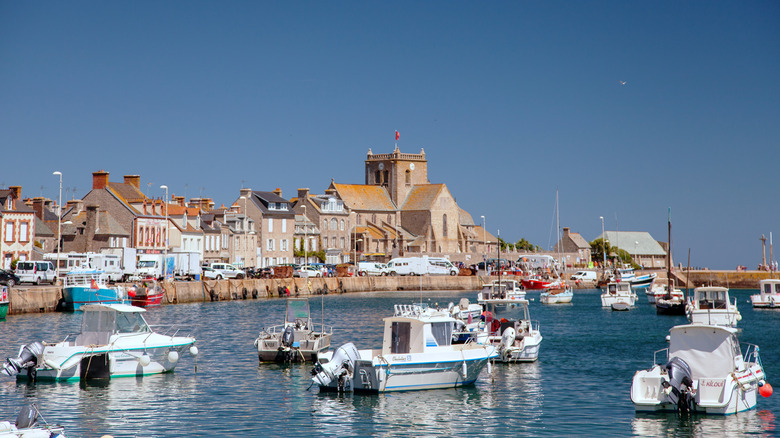 Panoramic view of the harbor of Barfleur