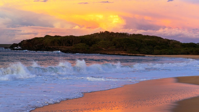 Sunset at the uncrowded Papohaku Beach in Hawaii