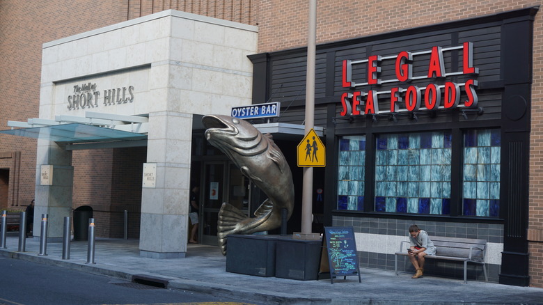 Legal Sea Foods and entrance to Mall at Short Hills