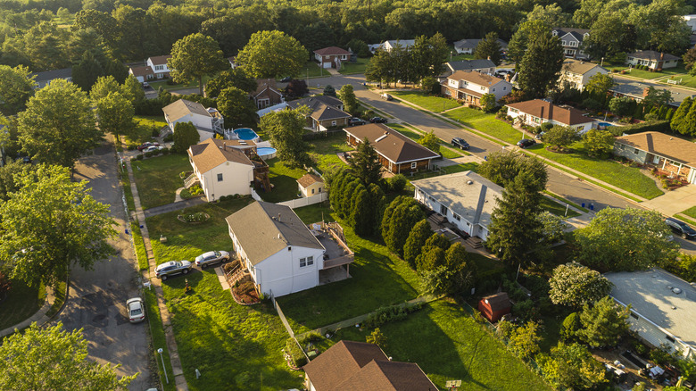 Residential homes and trees in Millburn, NJ neighborhood