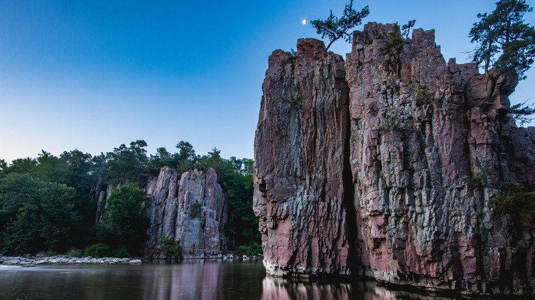 Towering cliffs near Split Rock Creek