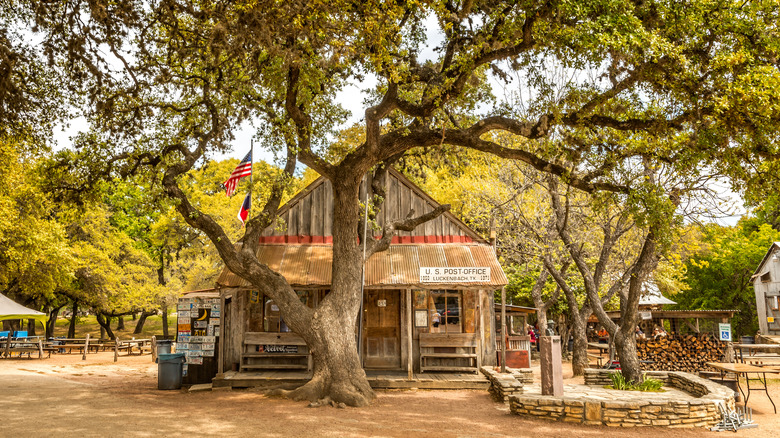 Luckenbach post office