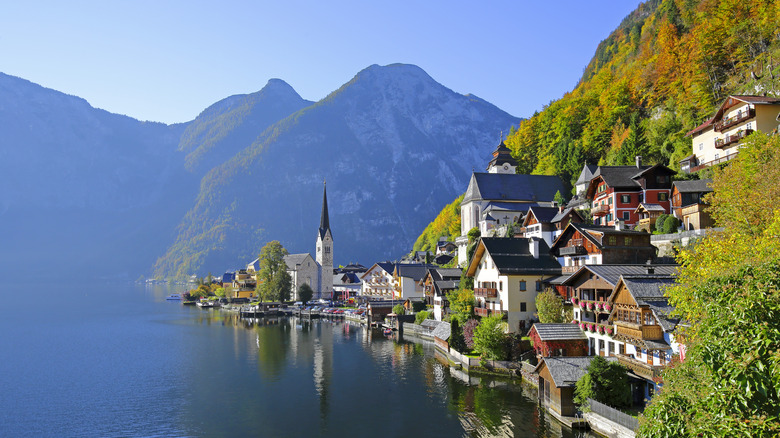 Mountains, lake, and buildings in Hallstatt, Austria