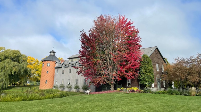 Barn with fall foliage