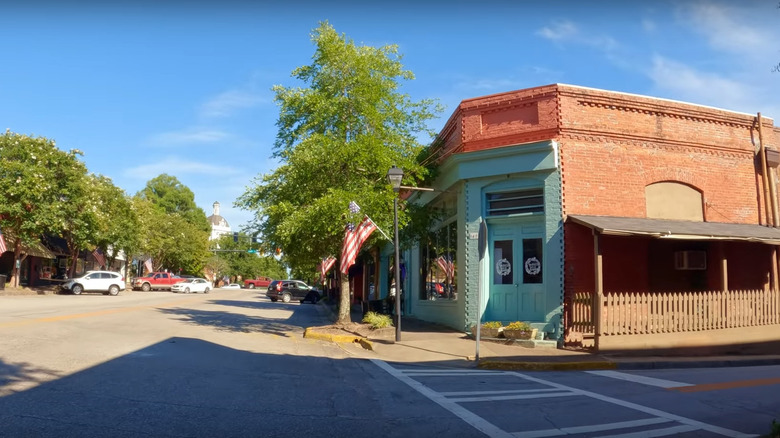 An image of buildings and trees in Madison, Georgia along the main strip