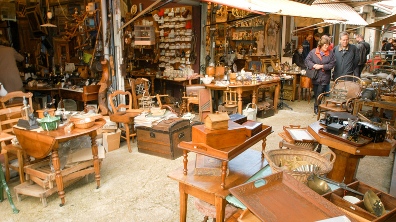 A street filled with antique furniture and objects on a small street in Marche aux Puces de Saint-Ouen