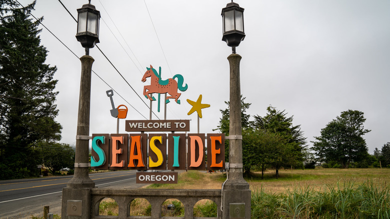 "Welcome to Seaside Oregon" sign next to road